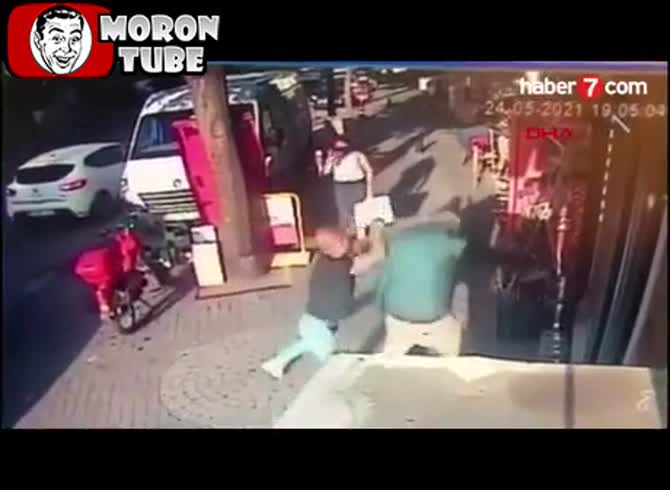 Video :An old man is attacked by a scum
